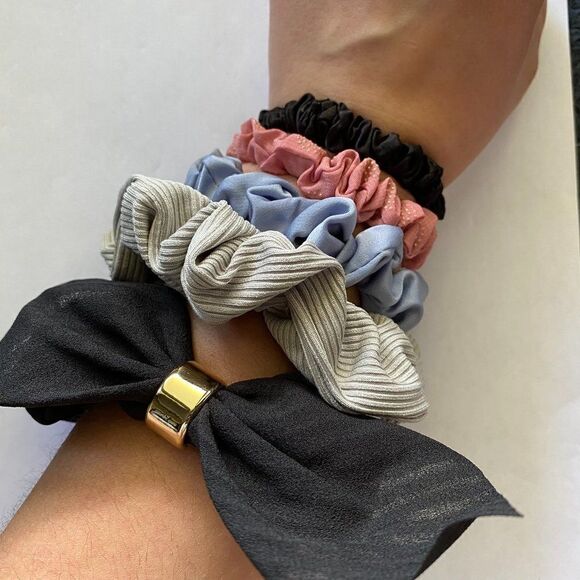 𝅺Set of 5 Scrunchies - Black Bow Gold Accent - Picture 1 of 2